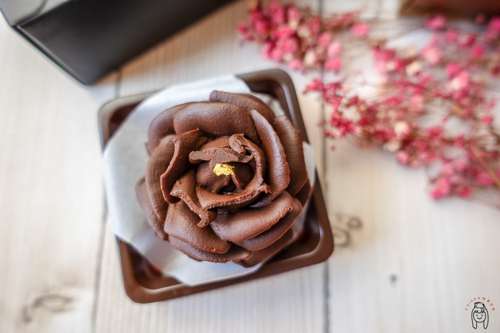 台南甜點 伴手禮首選「華侖婷娜巧克力」，精緻創意造型巧克力，迷人口感生巧克力，不定時會推出節慶造型巧克力，非常適合送禮或當伴手禮喔！