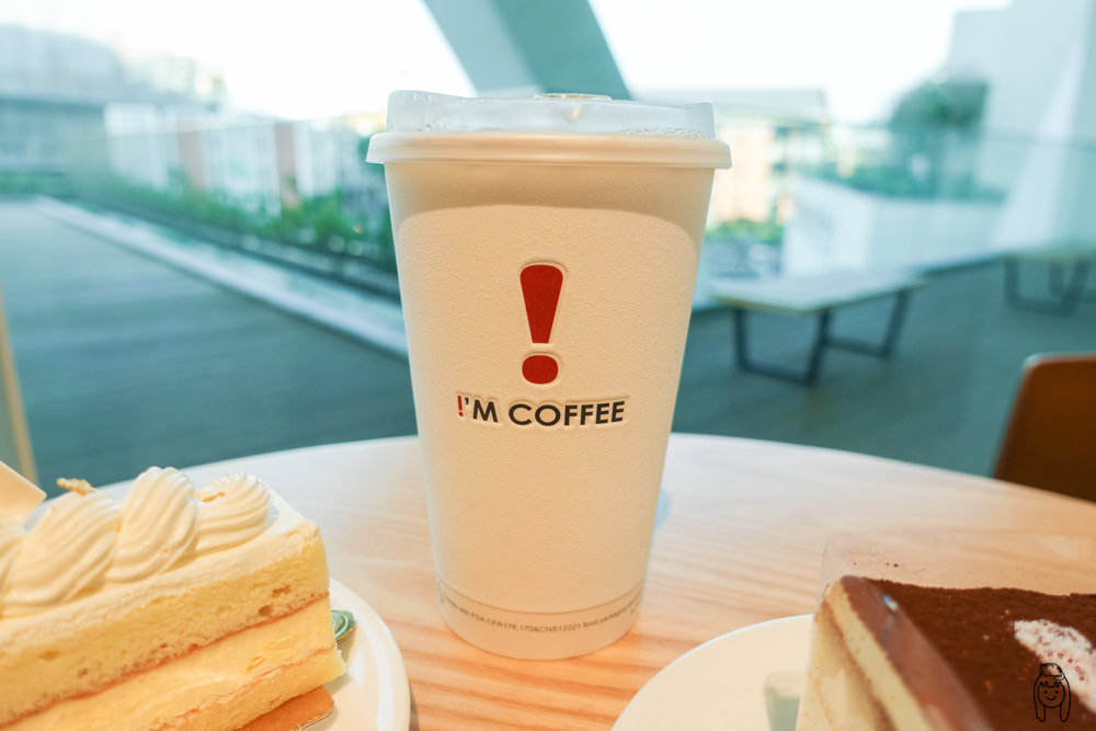 台南咖啡館 純白色系「I'M COFFEE南美店」，隱藏在台南美術館二館2F，提供輕食、咖啡、插座及wifi，適合商務客洽公及享受下午茶時光。