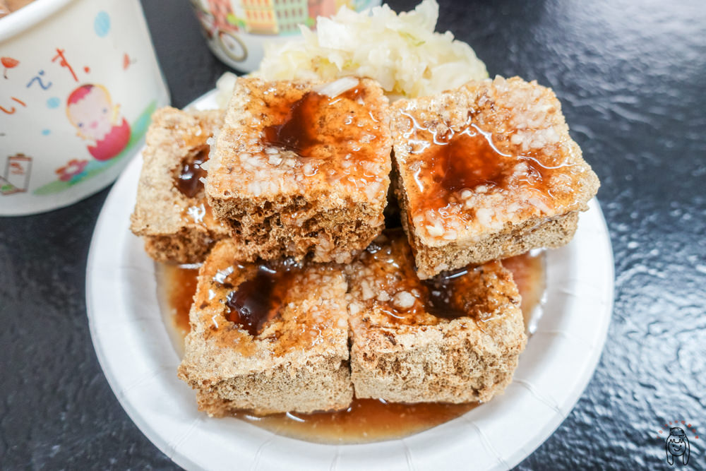 台南東區 史上最酥脆內軟皮厚臭豆腐「鴻達臭豆腐」，口感滿分，吃過就很難忘的平價小吃！套餐組合很划算喔～