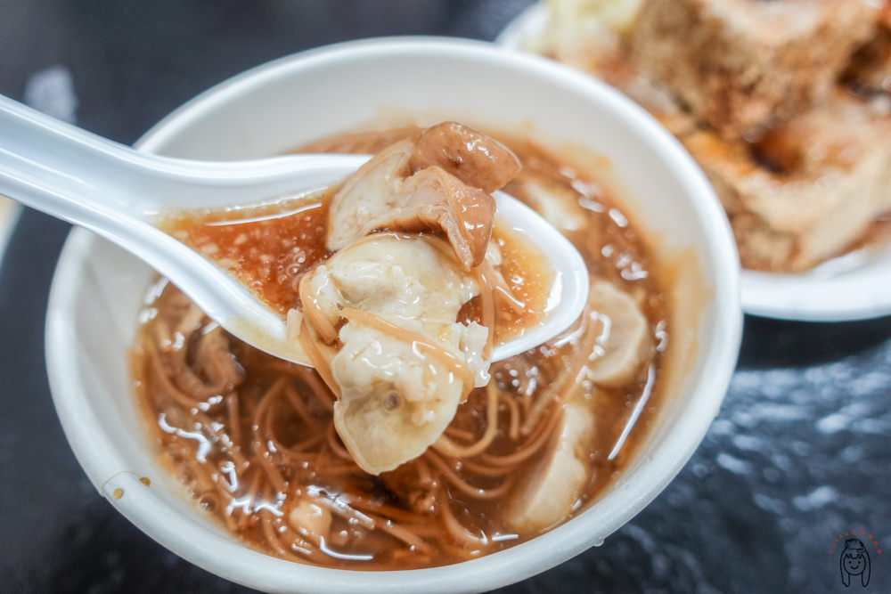 台南東區 史上最酥脆內軟皮厚臭豆腐「鴻達臭豆腐」，口感滿分，吃過就很難忘的平價小吃！套餐組合很划算喔～