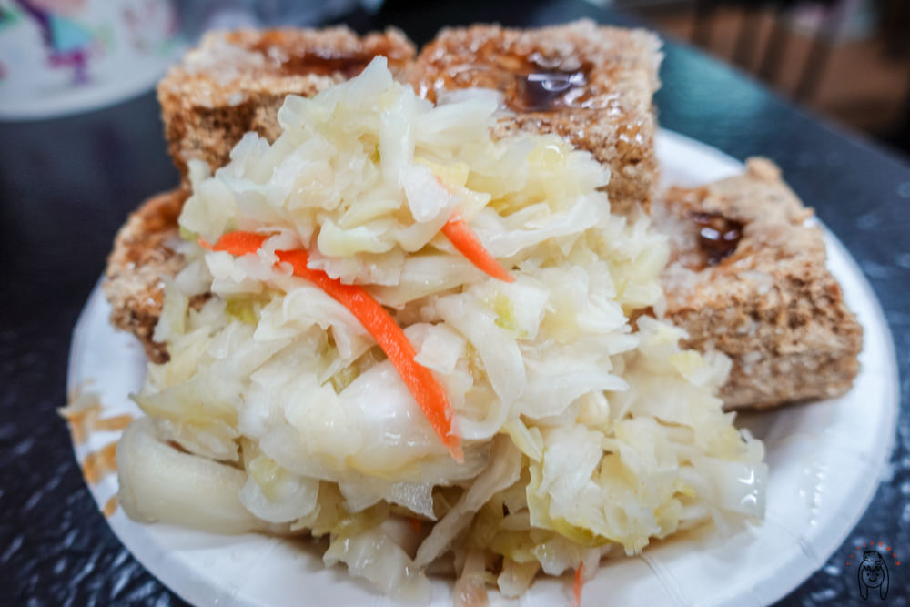台南東區 史上最酥脆內軟皮厚臭豆腐「鴻達臭豆腐」，口感滿分，吃過就很難忘的平價小吃！套餐組合很划算喔～