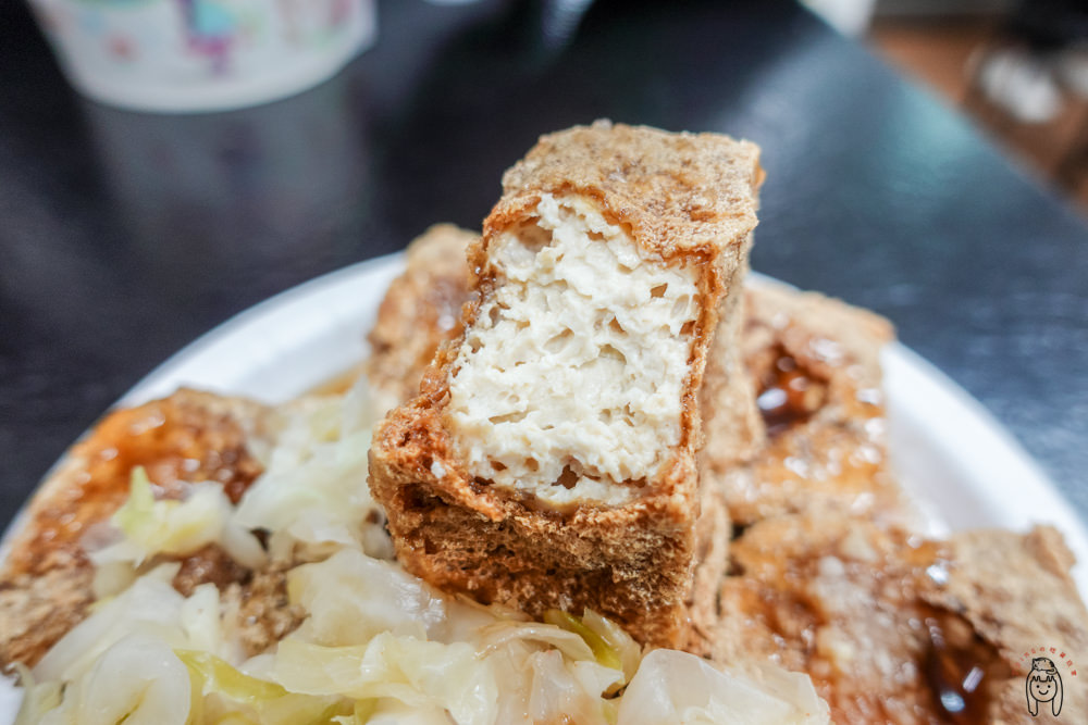 台南東區 史上最酥脆內軟皮厚臭豆腐「鴻達臭豆腐」，口感滿分，吃過就很難忘的平價小吃！套餐組合很划算喔～