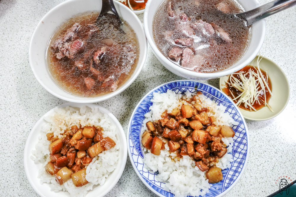 台南東區牛肉湯 在地人推薦小東路老店「阿牛牛肉湯」，從早到晚都有清甜湯頭牛肉湯，口感軟嫩牛肉喔！