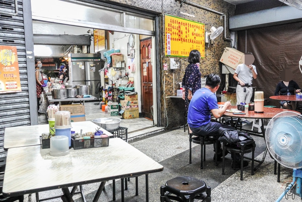 台南東區牛肉湯 在地人推薦小東路老店「阿牛牛肉湯」，從早到晚都有清甜湯頭牛肉湯，口感軟嫩牛肉喔！