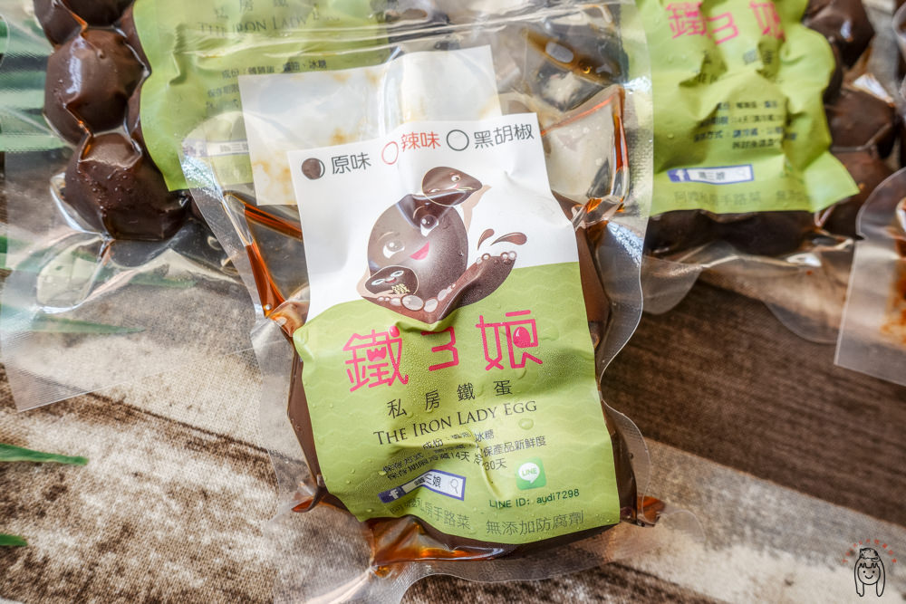 台南宅配團購美食 傳承阿嬤的秘方「鐵三娘私房料理」鐵蛋、鳳爪跟雪花餅，台南可面交，讓人忍不住嗑光，想一吃再吃。