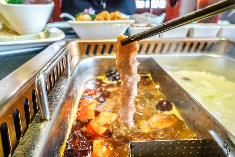 台中火鍋 瓦庫麻辣鍋，又麻又辣的道地麻辣鍋，搭配新鮮食材及噱頭十足打卡點，味蕾跟視覺一次滿足！