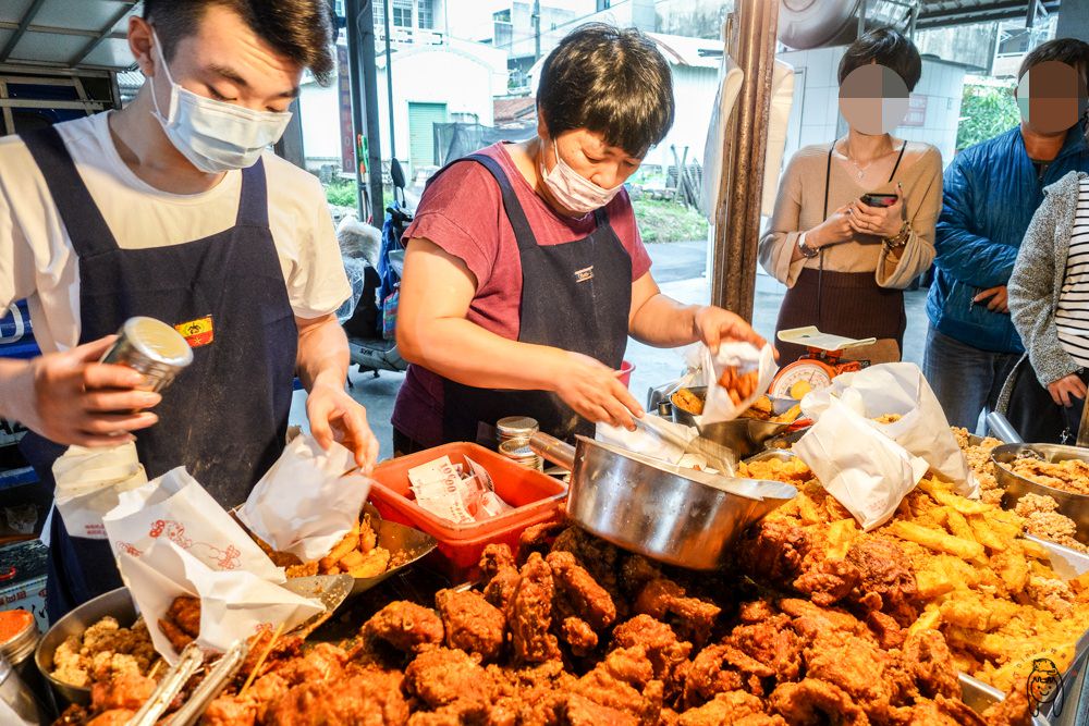 台南新化美食 最強炸雞「葉麥克炸雞」，用中藥獨家秘方調配，限量秒殺超美味炸雞，讓客人買到毫不手軟。
