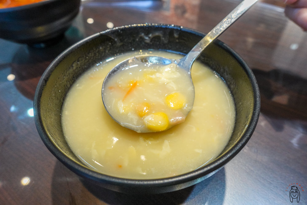 台南北區 100%原肉平價牛排「牛兄弟平價鐵板牛排」，可免費加一次飯和麵，還有無限續飲料、濃湯、羅宋湯。