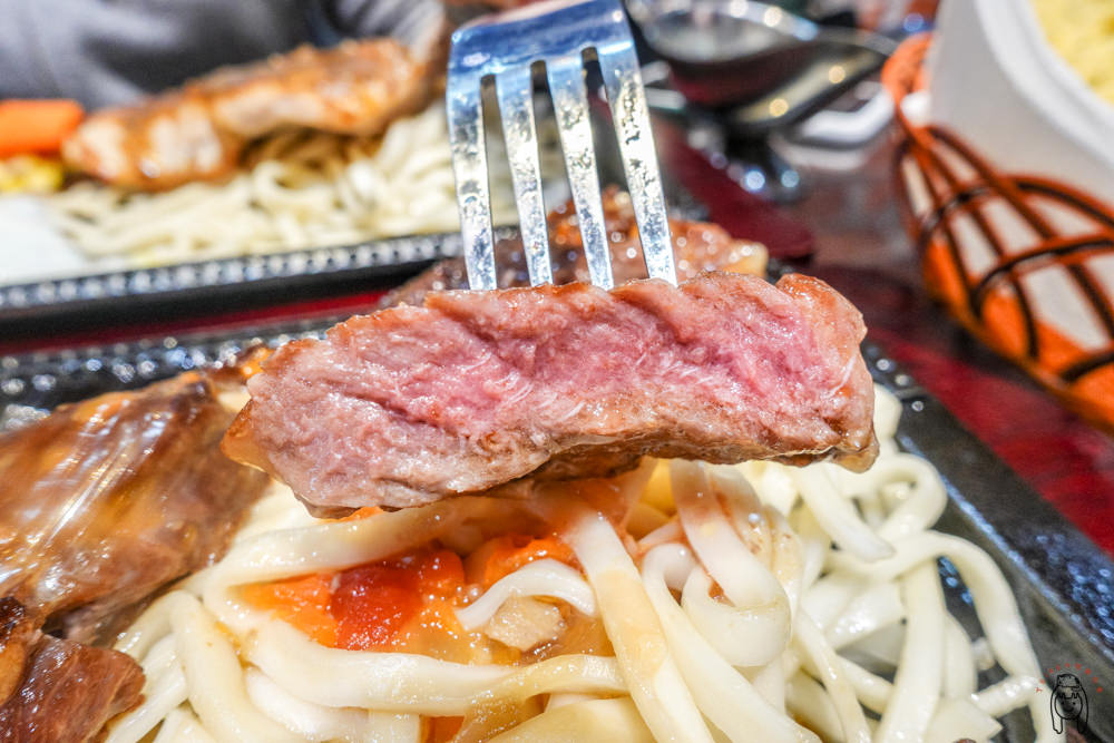 台南北區 100%原肉平價牛排「牛兄弟平價鐵板牛排」，可免費加一次飯和麵，還有無限續飲料、濃湯、羅宋湯。