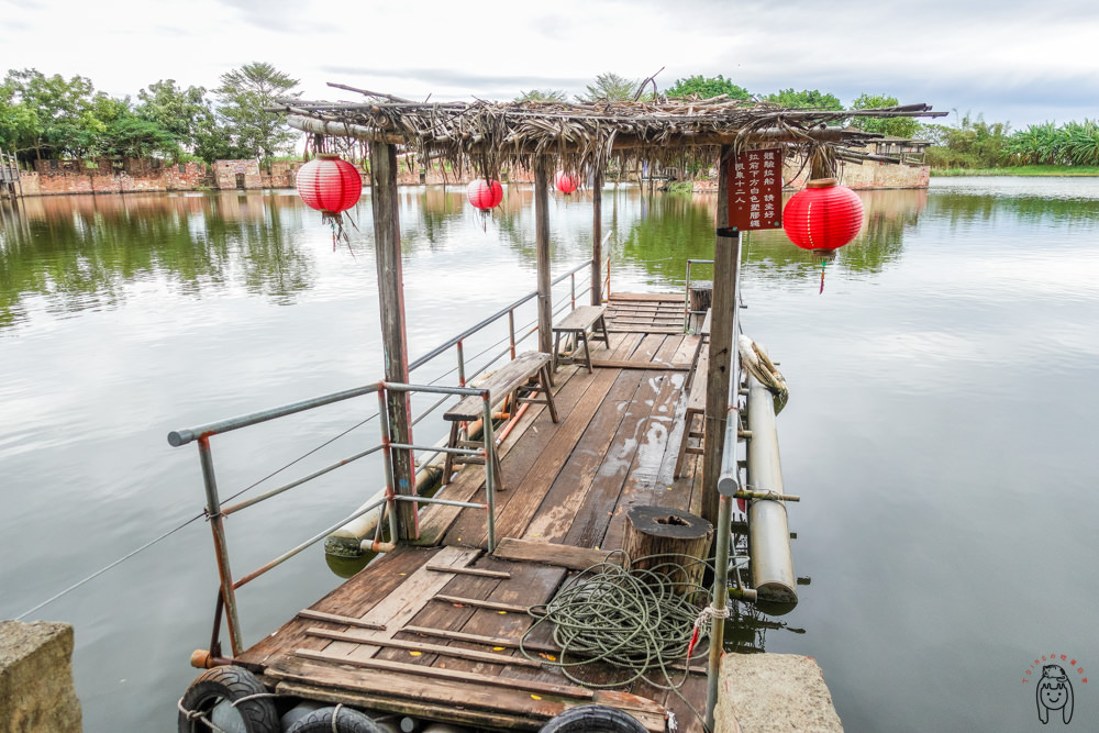 台南旅遊景點 學甲老塘湖藝術村，彷彿身處穿越古裝劇，可拉船體驗跟古裝租借，一窺古城風貌。