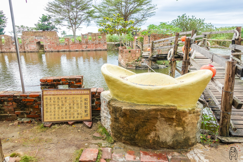 台南旅遊景點 學甲老塘湖藝術村，彷彿身處穿越古裝劇，可拉船體驗跟古裝租借，一窺古城風貌。