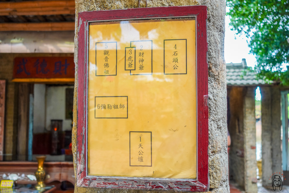 台南旅遊景點 學甲老塘湖藝術村，彷彿身處穿越古裝劇，可拉船體驗跟古裝租借，一窺古城風貌。