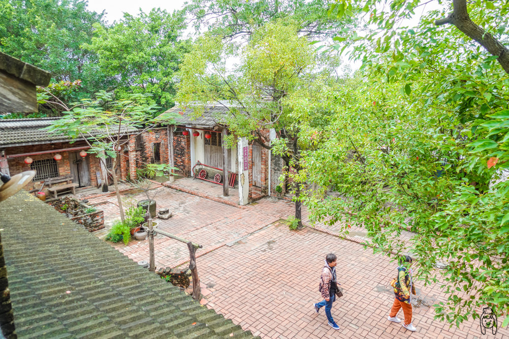台南旅遊景點 學甲老塘湖藝術村，彷彿身處穿越古裝劇，可拉船體驗跟古裝租借，一窺古城風貌。