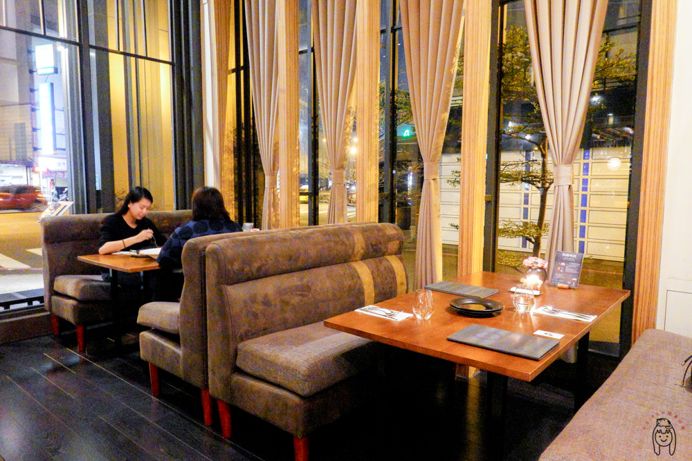 台南中西區 約會聚餐餐廳推薦，LesOmbres光影新歐陸料理裝潢質感舒適，餐點種類豐富，還有多種適合搭配餐點的酒喔！。