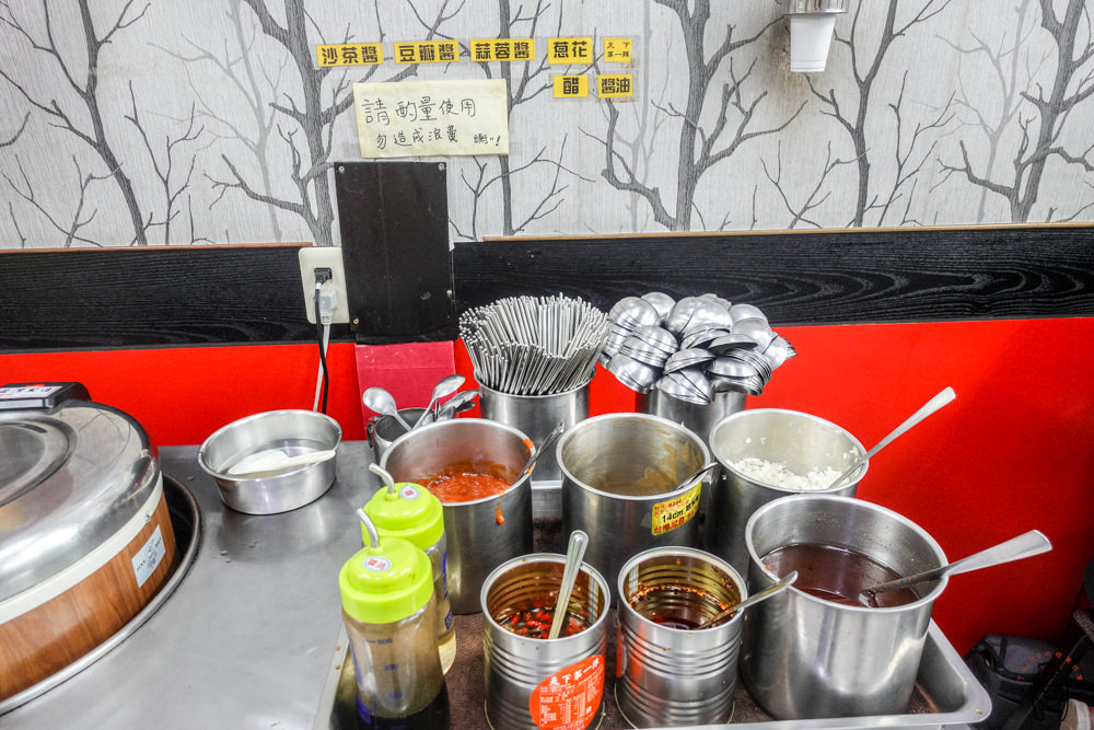 台南東區平價小火鍋 林森路食為天臭臭鍋，營業到凌晨，白飯、飲料無限續，CP值高小火鍋。
