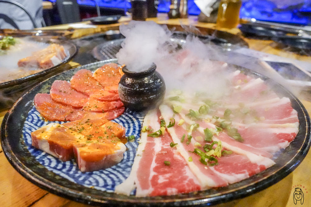 台南吃到飽 東區尖叫精緻炭火燒肉，讓人瘋狂的活跳跳水道蝦、精緻燒肉、新鮮海鮮、Cold Stone冰淇淋任你吃！