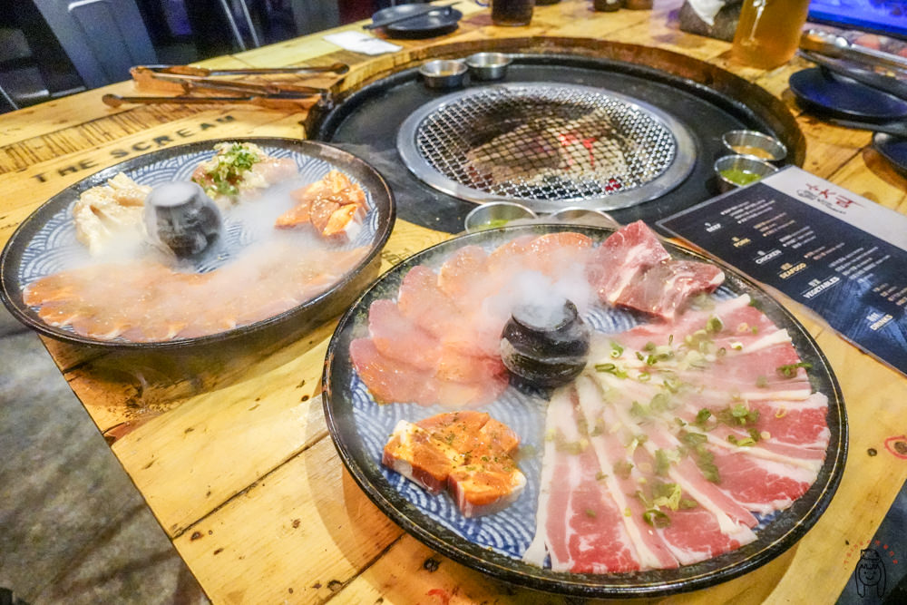 台南吃到飽 東區尖叫精緻炭火燒肉，讓人瘋狂的活跳跳水道蝦、精緻燒肉、新鮮海鮮、Cold Stone冰淇淋任你吃！