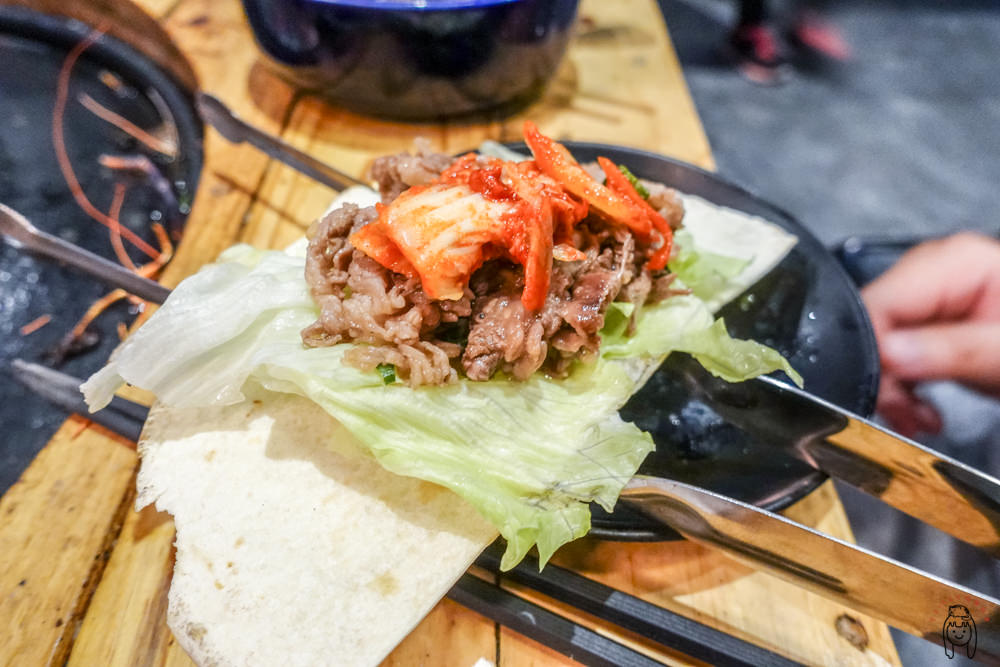 台南吃到飽 東區尖叫精緻炭火燒肉，讓人瘋狂的活跳跳水道蝦、精緻燒肉、新鮮海鮮、Cold Stone冰淇淋任你吃！