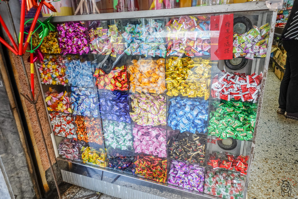台南老字號柑仔店 進興糖果行，有多種懷舊小零嘴、蜜餞、玩具，逢年過節年貨採買，或是小孩學校同樂會，都可以來這裡挖寶！