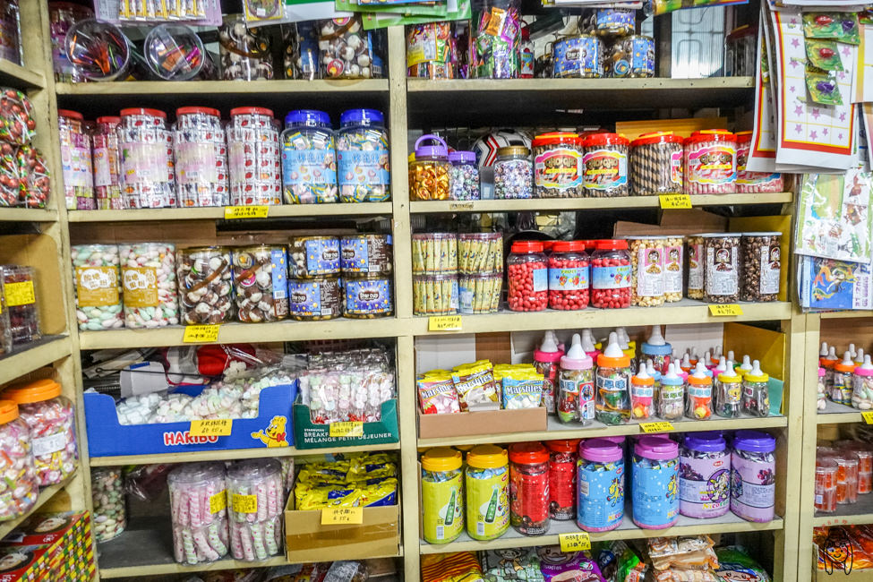 台南老字號柑仔店 進興糖果行，有多種懷舊小零嘴、蜜餞、玩具，逢年過節年貨採買，或是小孩學校同樂會，都可以來這裡挖寶！