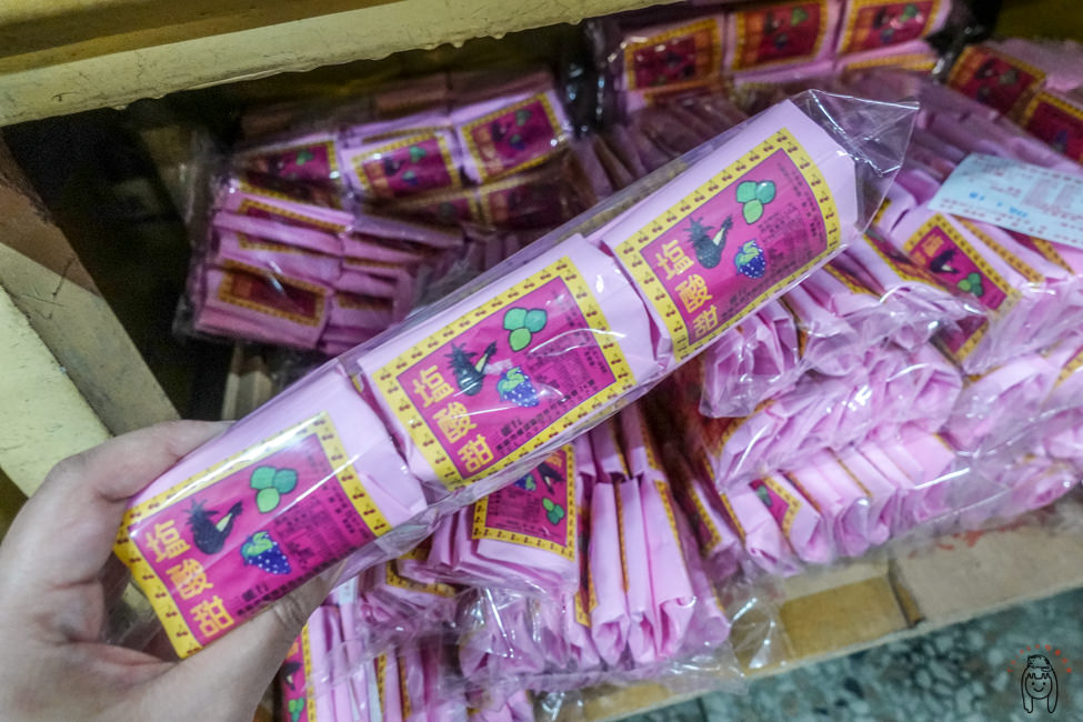 台南老字號柑仔店 進興糖果行，有多種懷舊小零嘴、蜜餞、玩具，逢年過節年貨採買，或是小孩學校同樂會，都可以來這裡挖寶！