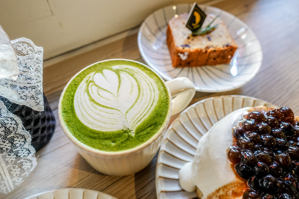 台南咖啡館 神農街肥貓咖啡，內有萌貓坐鎮，以及季節限定少女系甜點，來享受愜意的下午茶時光吧！