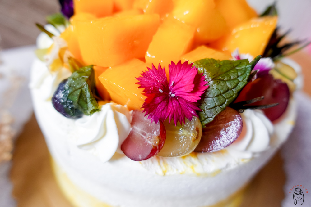台南生日蛋糕推薦 肥貓咖啡花草系水果戚風蛋糕，有超澎湃時令水果、可食用花，宛如水果饗宴的生日蛋糕！