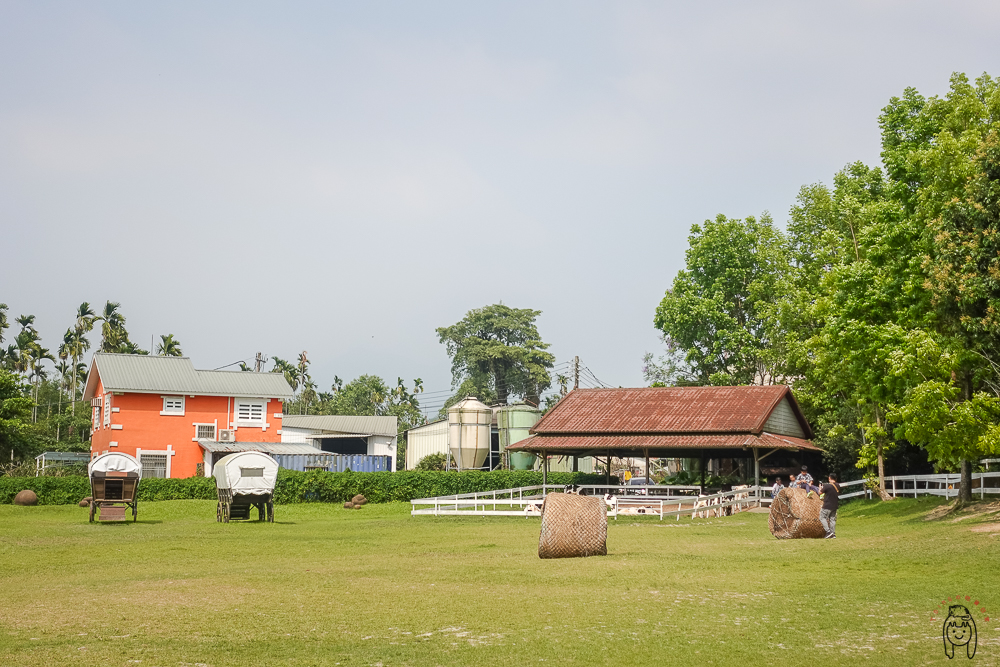 嘉義景點 | 綠盈牧場，適合親子旅遊好去處，門票只要$50可抵消費，有可愛動物等著你餵食，還有美美LOVE鎖教堂、溜滑梯可以玩！