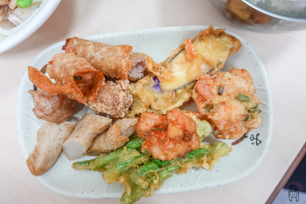 台南北區老市場早餐 | 鴨母寮市場美食，「泉成點心店」，70年老店，必點超人氣美味炸物。