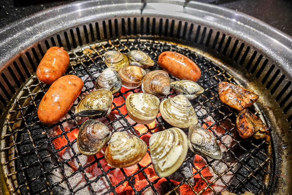 台南燒肉吃到飽 | 逐鹿炭火燒肉，適合聚餐的CP值超高平價燒肉，哈根達斯冰淇淋、飲品無限量供應！