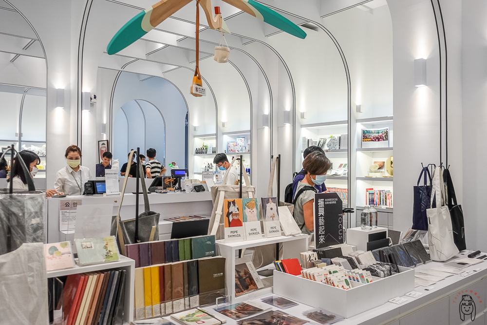 台南景點 | 臺南市美術館，IG美拍新地標，有豐富展覽，提供完整停車交通資訊、展覽時間、設施介紹。