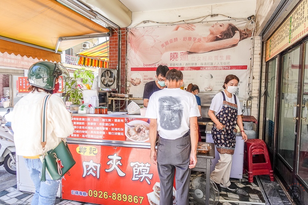 台南東區美食 | 鄭記肉夾饃，超巨大的13種口味肉夾饃，口味特殊的小菜，道地口味的陝西美食在這裡！