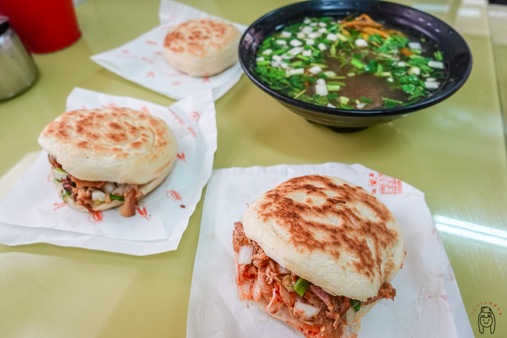 台南東區美食 | 鄭記肉夾饃，超巨大的13種口味肉夾饃，口味特殊的小菜，道地口味的陝西美食在這裡！