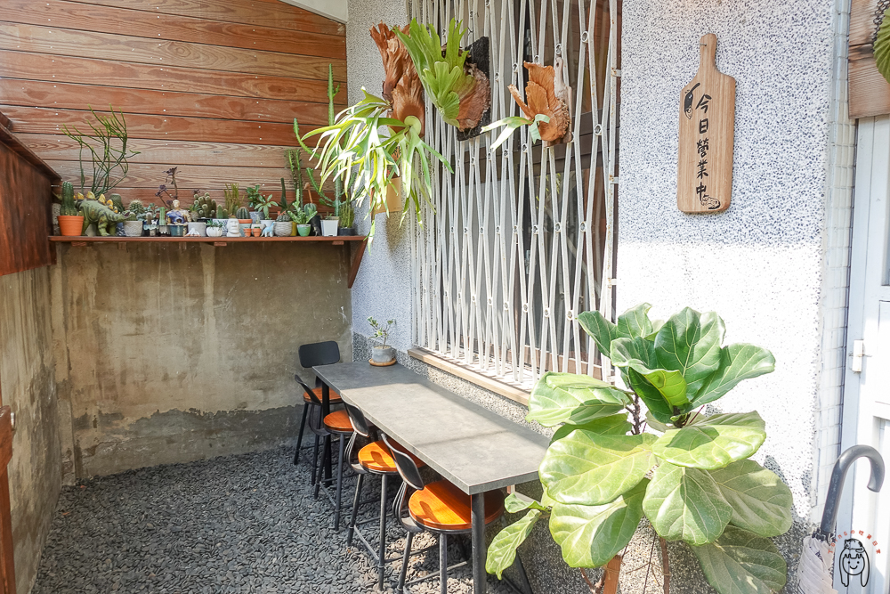 台南北區甜點｜二貓公寓，隱身公園路巷弄甜點店，推薦可愛貓掌塔類甜點、美味鹹派及飲品。
