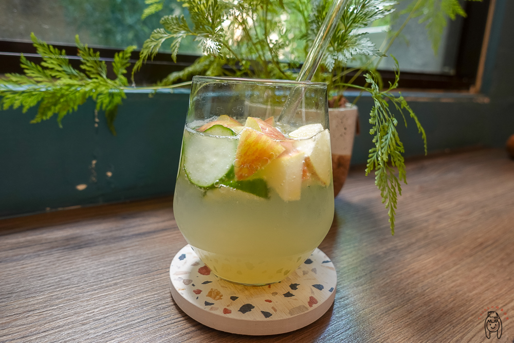台南北區甜點｜二貓公寓，隱身公園路巷弄甜點店，推薦可愛貓掌塔類甜點、美味鹹派及飲品。