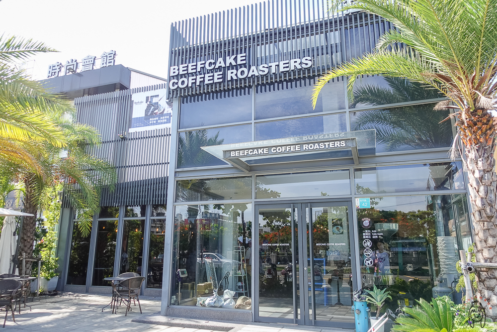 台南安平早午餐｜猛男咖啡安平店，硬漢風格的早午餐，適合聚餐聊天，來吃秒殺千層蛋糕跟美味咖啡吧！