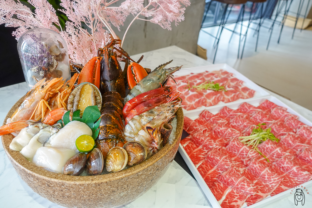 台南東區火鍋｜花花世界鍋物，浮誇系超狂火鍋，頂級生食級海鮮跟高品質肉品，南洋島嶼風空間適合尾牙聚餐、情人約會！