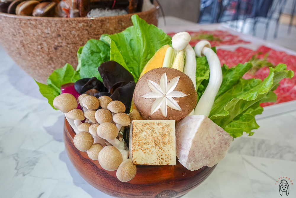 台南東區火鍋｜花花世界鍋物，浮誇系超狂火鍋，頂級生食級海鮮跟高品質肉品，南洋島嶼風空間適合尾牙聚餐、情人約會！