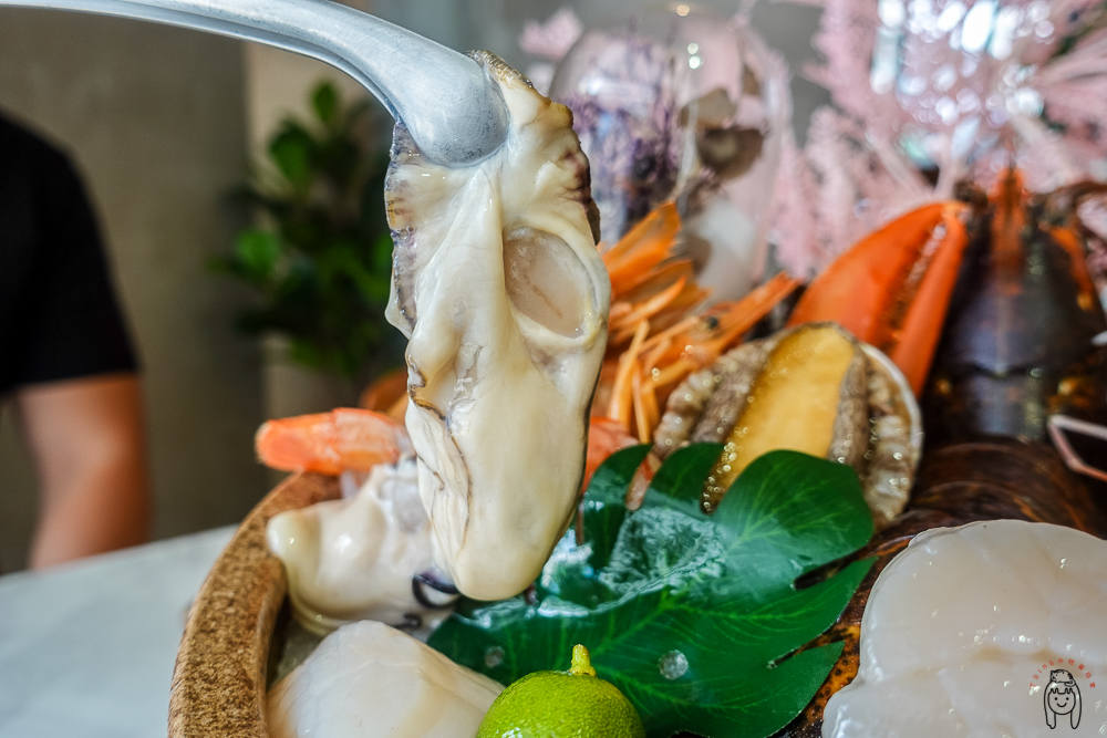台南東區火鍋｜花花世界鍋物，浮誇系超狂火鍋，頂級生食級海鮮跟高品質肉品，南洋島嶼風空間適合尾牙聚餐、情人約會！