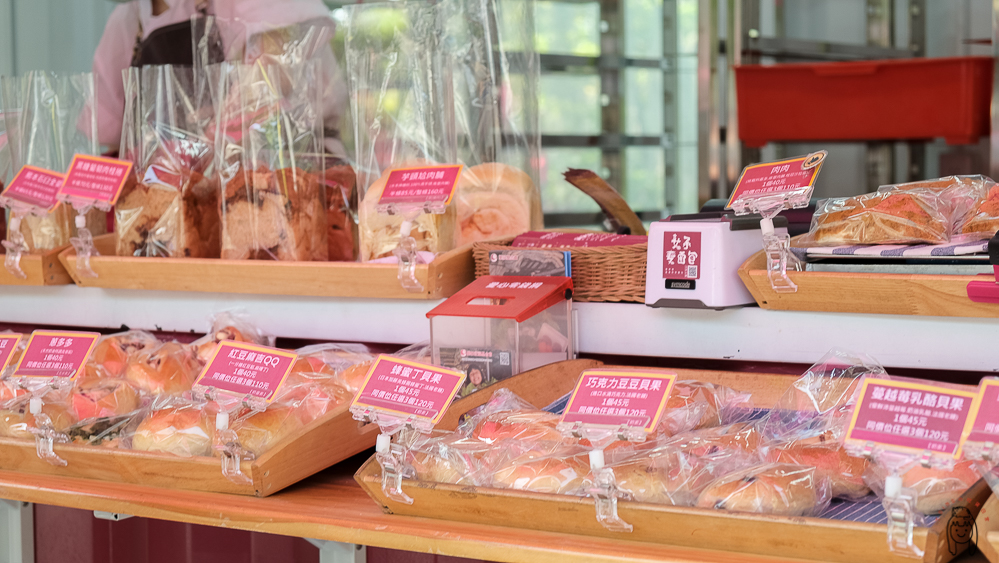 台南麵包店｜女子麥面包，粉嫩貨櫃屋藏美味台式麵包，一天只賣4小時，還可以APP預訂喔！