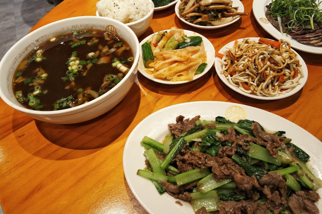 【台南東區】潘炳華牛肉麵，擁有高水準湯頭濃郁牛肉麵及各式牛肉料理，適合家庭用餐