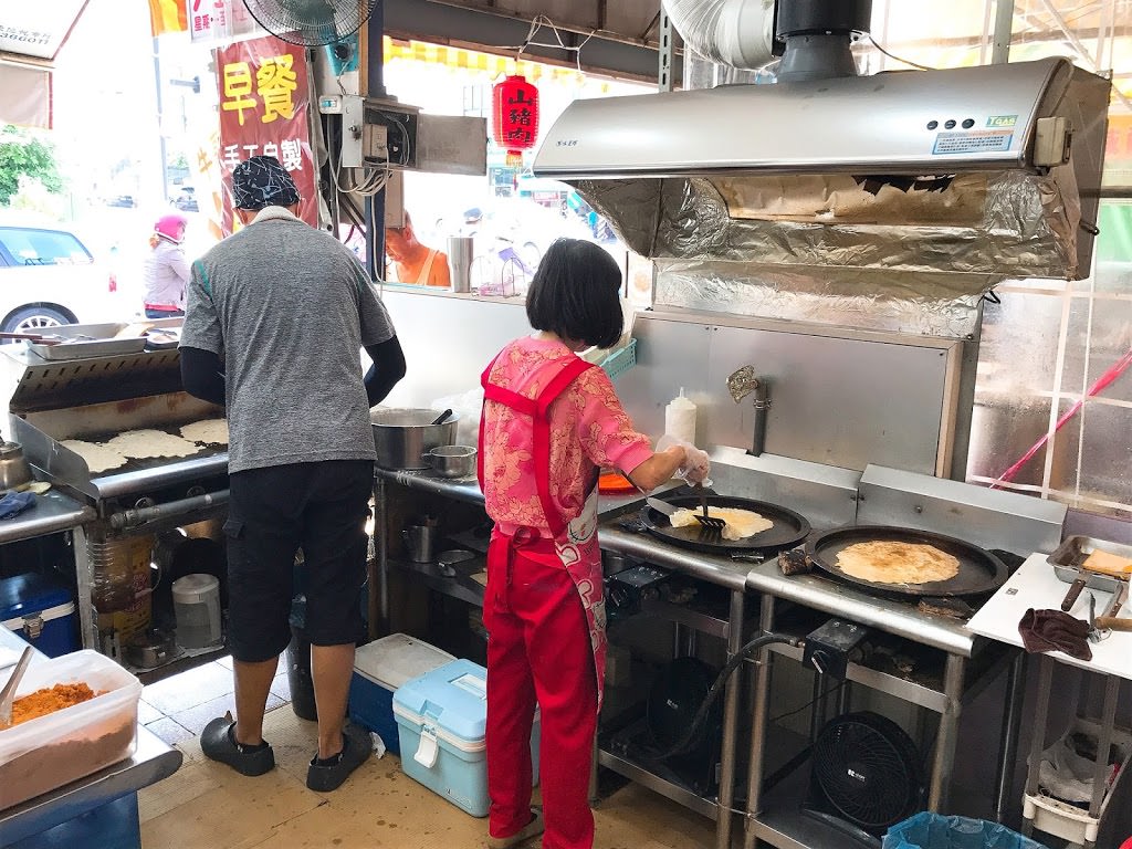 【台南北區】傳統飯糰特製蛋餅專賣店，現點現做濃濃古早味粉漿起司蛋餅，排隊也願意