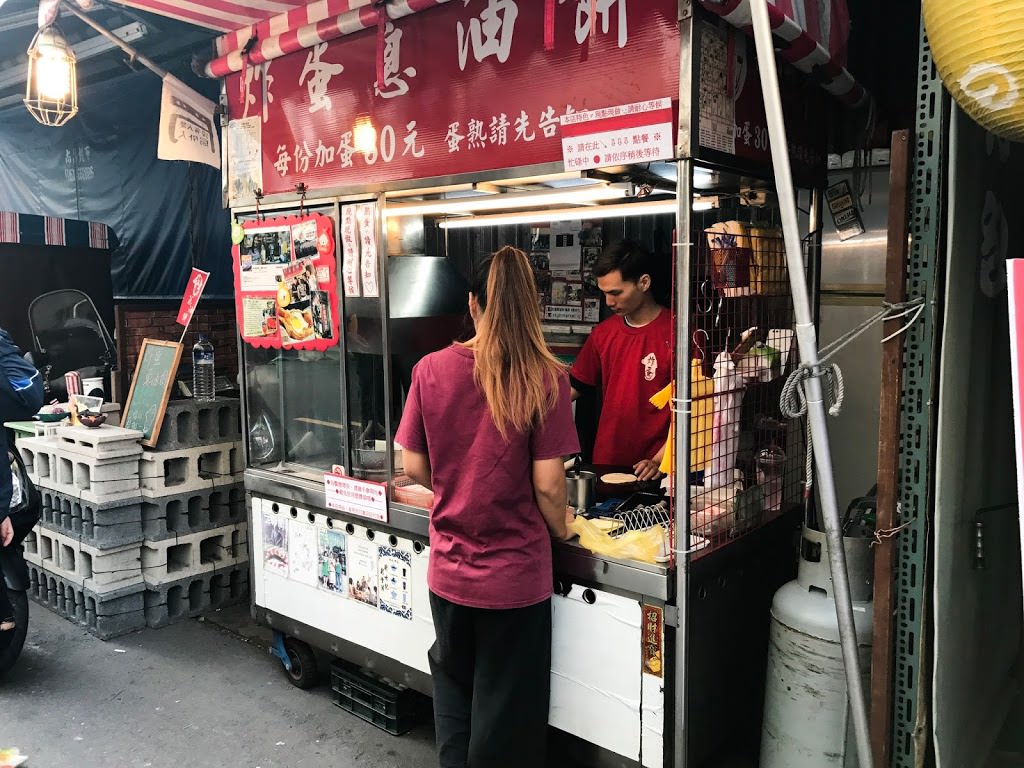 【台南中西區】炸蛋蔥油餅- 爆漿's美味，國華街均一價30元散步美食，一咬下去會爆漿的半熟蛋～
