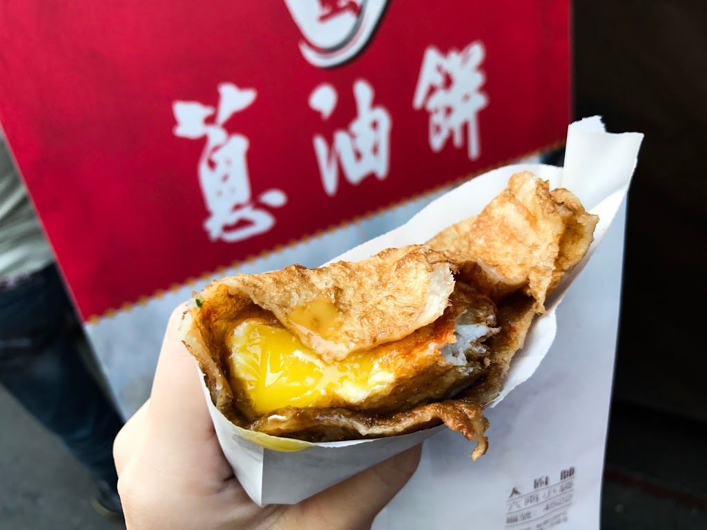 【台南中西區】炸蛋蔥油餅- 爆漿's美味，國華街均一價30元散步美食，一咬下去會爆漿的半熟蛋～